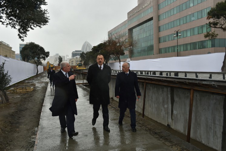 Prezident İlham Əliyev Bakının Xətai rayonu ərazisindəki fəvvarələr və şəlalələr kompleksində işlərin gedişi ilə tanış olub (FOTO)