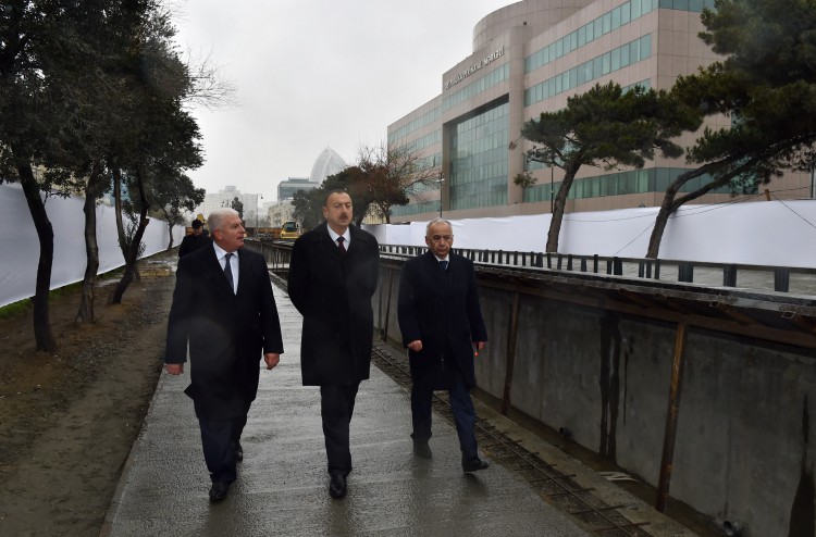 Prezident İlham Əliyev Bakının Xətai rayonu ərazisindəki fəvvarələr və şəlalələr kompleksində işlərin gedişi ilə tanış olub (FOTO)