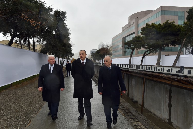 Prezident İlham Əliyev Bakının Xətai rayonu ərazisindəki fəvvarələr və şəlalələr kompleksində işlərin gedişi ilə tanış olub (FOTO)