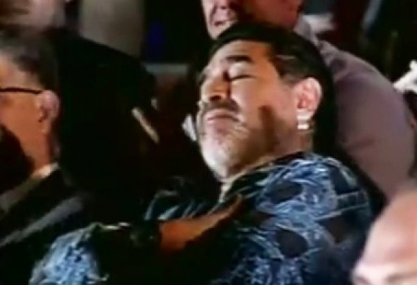Maradona Prezidentin çıxışı zamanı yatıb