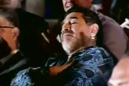 Maradona Prezidentin çıxışı zamanı yatıb