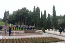 Prezident İlham Əliyev və xanımı ümummilli lider Heydər Əliyevin məzarını ziyarət ediblər (ƏLAVƏ OLUNUB) (FOTO)