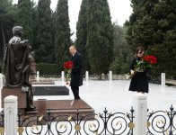Prezident İlham Əliyev və xanımı ümummilli lider Heydər Əliyevin məzarını ziyarət ediblər (ƏLAVƏ OLUNUB) (FOTO)