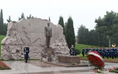 Prezident İlham Əliyev və xanımı ümummilli lider Heydər Əliyevin məzarını ziyarət ediblər (ƏLAVƏ OLUNUB) (FOTO)