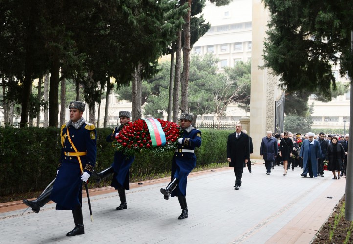 Prezident İlham Əliyev və xanımı ümummilli lider Heydər Əliyevin məzarını ziyarət ediblər (ƏLAVƏ OLUNUB) (FOTO)