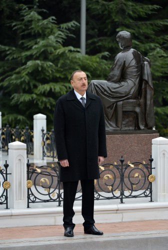 Prezident İlham Əliyev və xanımı ümummilli lider Heydər Əliyevin məzarını ziyarət ediblər (ƏLAVƏ OLUNUB) (FOTO)
