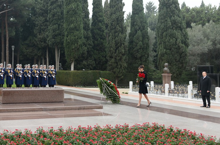 Prezident İlham Əliyev və xanımı ümummilli lider Heydər Əliyevin məzarını ziyarət ediblər (ƏLAVƏ OLUNUB) (FOTO)