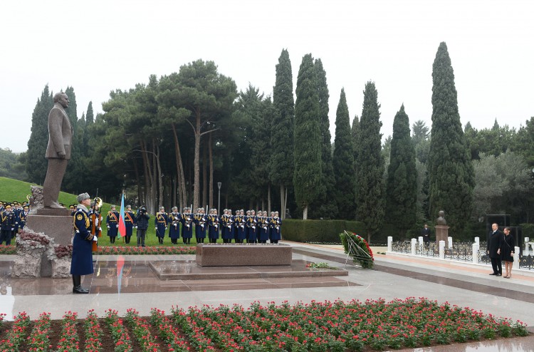 Prezident İlham Əliyev və xanımı ümummilli lider Heydər Əliyevin məzarını ziyarət ediblər (ƏLAVƏ OLUNUB) (FOTO)