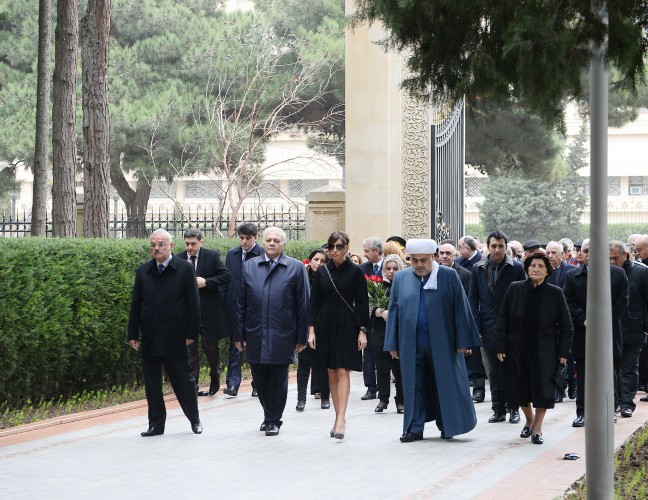 Prezident İlham Əliyev və xanımı ümummilli lider Heydər Əliyevin məzarını ziyarət ediblər (ƏLAVƏ OLUNUB) (FOTO)