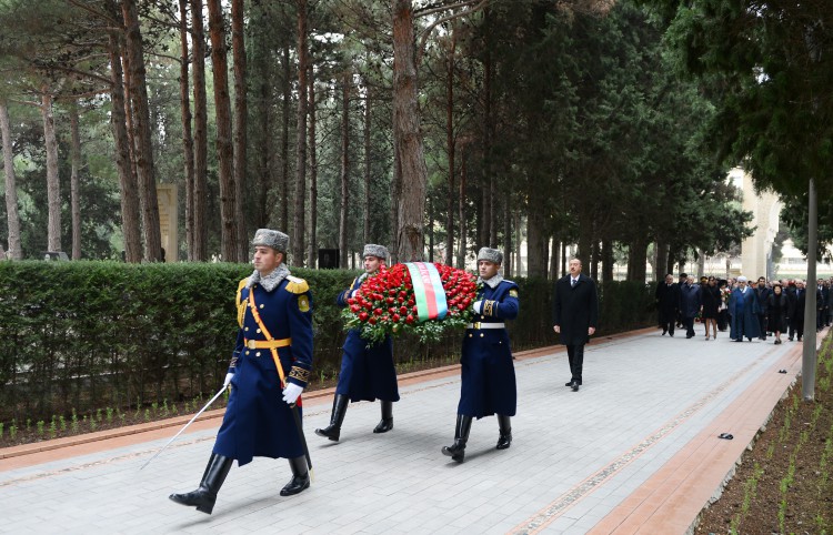 Prezident İlham Əliyev və xanımı ümummilli lider Heydər Əliyevin məzarını ziyarət ediblər (ƏLAVƏ OLUNUB) (FOTO)