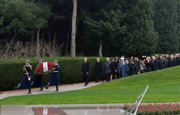 Prezident İlham Əliyev və xanımı ümummilli lider Heydər Əliyevin məzarını ziyarət ediblər (ƏLAVƏ OLUNUB) (FOTO)