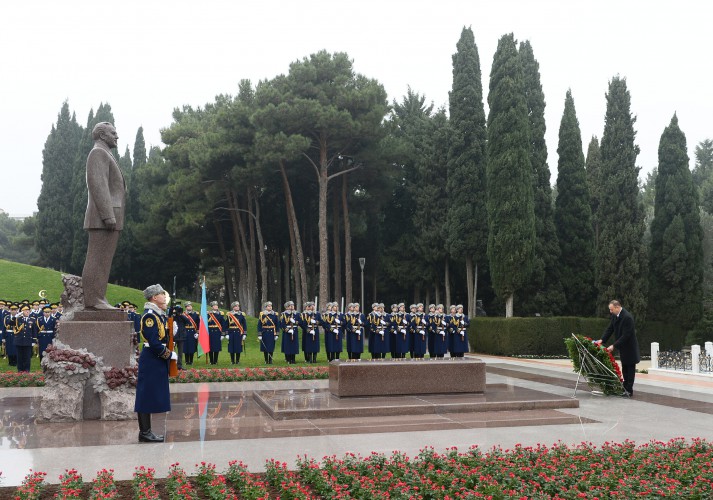 Prezident İlham Əliyev və xanımı ümummilli lider Heydər Əliyevin məzarını ziyarət ediblər (ƏLAVƏ OLUNUB) (FOTO)