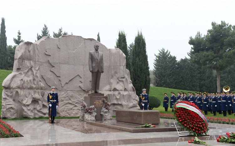 Prezident İlham Əliyev və xanımı ümummilli lider Heydər Əliyevin məzarını ziyarət ediblər (ƏLAVƏ OLUNUB) (FOTO)