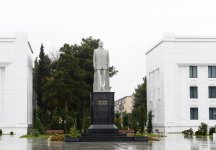 Prezident İlham Əliyev Sabirabadda ulu öndər Heydər Əliyevin abidəsini ziyarət edib (FOTO)