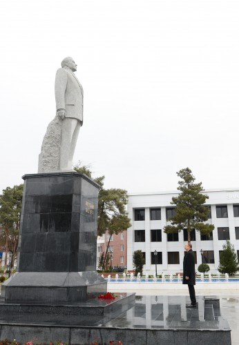 Prezident İlham Əliyev Sabirabadda ulu öndər Heydər Əliyevin abidəsini ziyarət edib (FOTO)