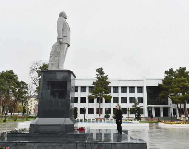 Prezident İlham Əliyev Sabirabadda ulu öndər Heydər Əliyevin abidəsini ziyarət edib (FOTO)