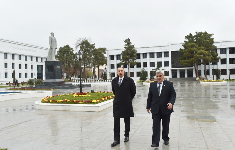 Prezident İlham Əliyev Sabirabadda ulu öndər Heydər Əliyevin abidəsini ziyarət edib (FOTO)
