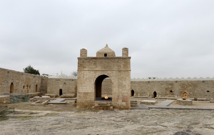 Birinci xanım Mehriban Əliyeva “Atəşgah məbədi” Dövlət Tarix-Memarlıq Qoruğunda olub (FOTO)