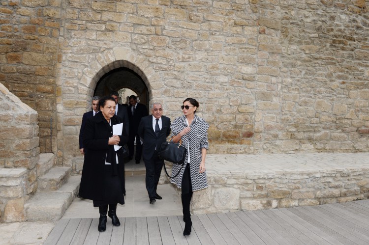 Birinci xanım Mehriban Əliyeva “Atəşgah məbədi” Dövlət Tarix-Memarlıq Qoruğunda olub (FOTO)