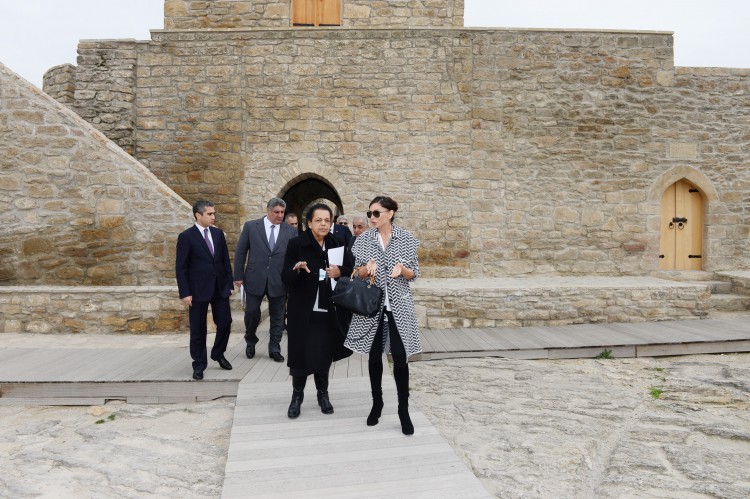 Birinci xanım Mehriban Əliyeva “Atəşgah məbədi” Dövlət Tarix-Memarlıq Qoruğunda olub (FOTO)