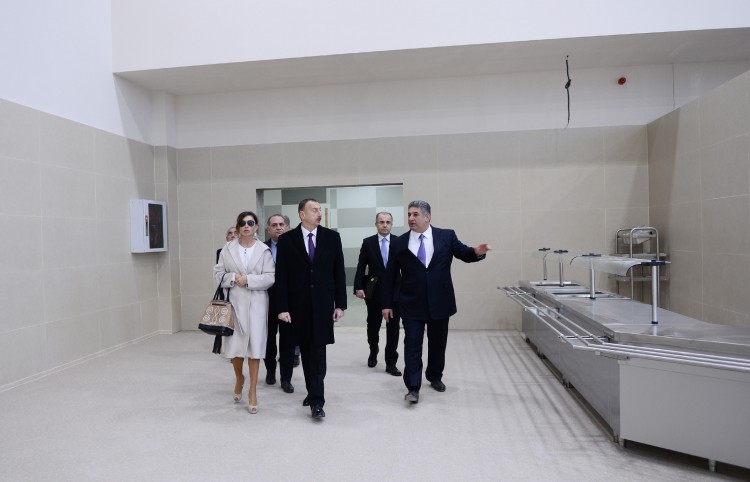 Prezident İlham Əliyev və xanımı Heydər Əliyev adına İdman-Konsert Kompleksində aparılan təmir işlərinin gedişi ilə tanış olublar (FOTO)