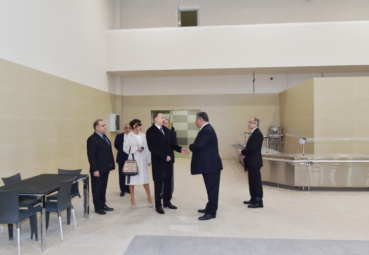 Prezident İlham Əliyev və xanımı Heydər Əliyev adına İdman-Konsert Kompleksində aparılan təmir işlərinin gedişi ilə tanış olublar (FOTO)