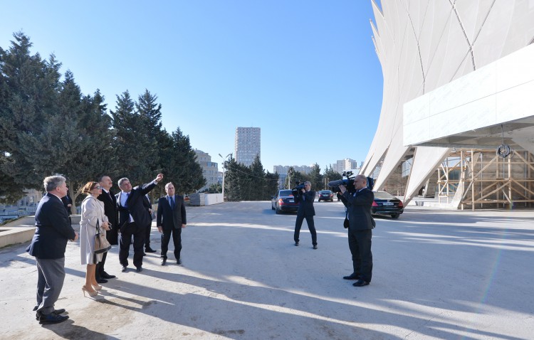 Prezident İlham Əliyev və xanımı Heydər Əliyev adına İdman-Konsert Kompleksində aparılan təmir işlərinin gedişi ilə tanış olublar (FOTO)