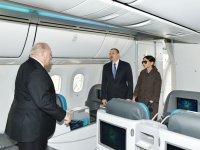 Prezident İlham Əliyev və xanımı Heydər Əliyev Beynəlxalq Aeroportunda yeni gətirilmiş "Boeing-787-8" sərnişin təyyarəsinə baxıblar  (FOTO)