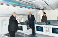 Prezident İlham Əliyev və xanımı Heydər Əliyev Beynəlxalq Aeroportunda yeni gətirilmiş "Boeing-787-8" sərnişin təyyarəsinə baxıblar  (FOTO)