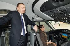 Prezident İlham Əliyev və xanımı Heydər Əliyev Beynəlxalq Aeroportunda yeni gətirilmiş "Boeing-787-8" sərnişin təyyarəsinə baxıblar  (FOTO)