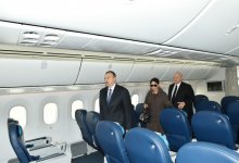 Prezident İlham Əliyev və xanımı Heydər Əliyev Beynəlxalq Aeroportunda yeni gətirilmiş "Boeing-787-8" sərnişin təyyarəsinə baxıblar  (FOTO)