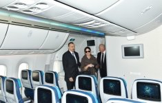 Prezident İlham Əliyev və xanımı Heydər Əliyev Beynəlxalq Aeroportunda yeni gətirilmiş "Boeing-787-8" sərnişin təyyarəsinə baxıblar  (FOTO)