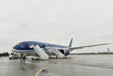 Prezident İlham Əliyev və xanımı Heydər Əliyev Beynəlxalq Aeroportunda yeni gətirilmiş "Boeing-787-8" sərnişin təyyarəsinə baxıblar  (FOTO)