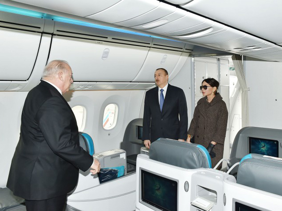 Prezident İlham Əliyev və xanımı Heydər Əliyev Beynəlxalq Aeroportunda yeni gətirilmiş "Boeing-787-8" sərnişin təyyarəsinə baxıblar  (FOTO)