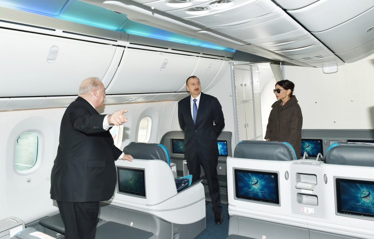 Prezident İlham Əliyev və xanımı Heydər Əliyev Beynəlxalq Aeroportunda yeni gətirilmiş "Boeing-787-8" sərnişin təyyarəsinə baxıblar  (FOTO)