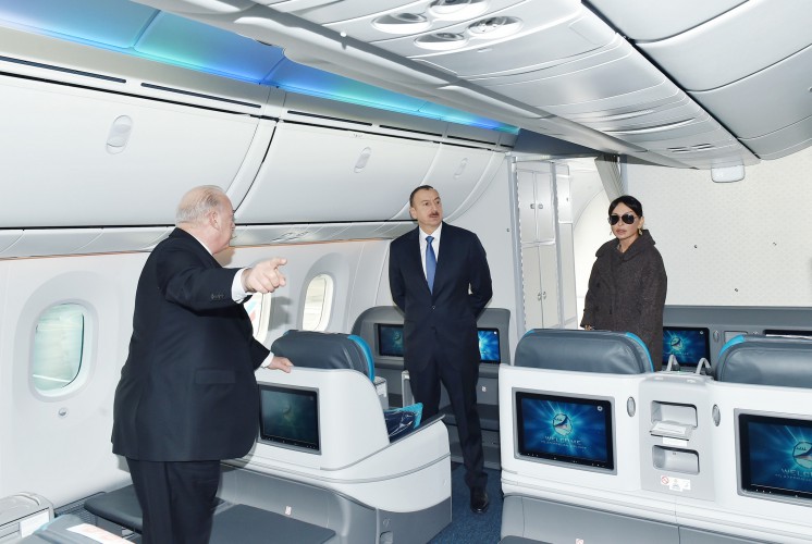 Prezident İlham Əliyev və xanımı Heydər Əliyev Beynəlxalq Aeroportunda yeni gətirilmiş "Boeing-787-8" sərnişin təyyarəsinə baxıblar  (FOTO)