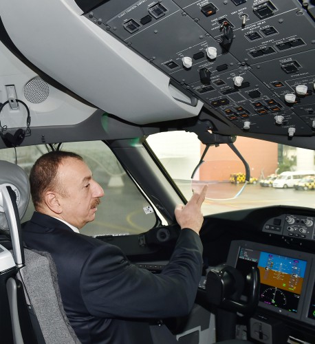 Prezident İlham Əliyev və xanımı Heydər Əliyev Beynəlxalq Aeroportunda yeni gətirilmiş "Boeing-787-8" sərnişin təyyarəsinə baxıblar  (FOTO)