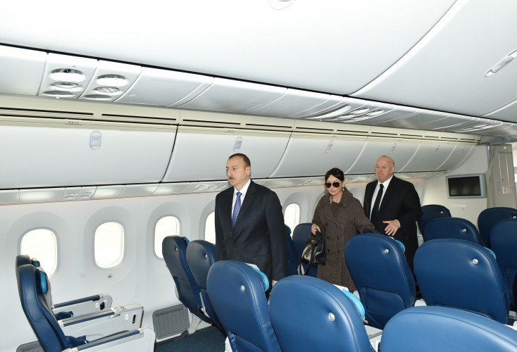 Prezident İlham Əliyev və xanımı Heydər Əliyev Beynəlxalq Aeroportunda yeni gətirilmiş "Boeing-787-8" sərnişin təyyarəsinə baxıblar  (FOTO)