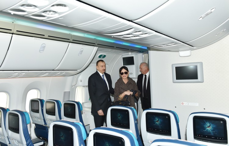 Prezident İlham Əliyev və xanımı Heydər Əliyev Beynəlxalq Aeroportunda yeni gətirilmiş "Boeing-787-8" sərnişin təyyarəsinə baxıblar  (FOTO)