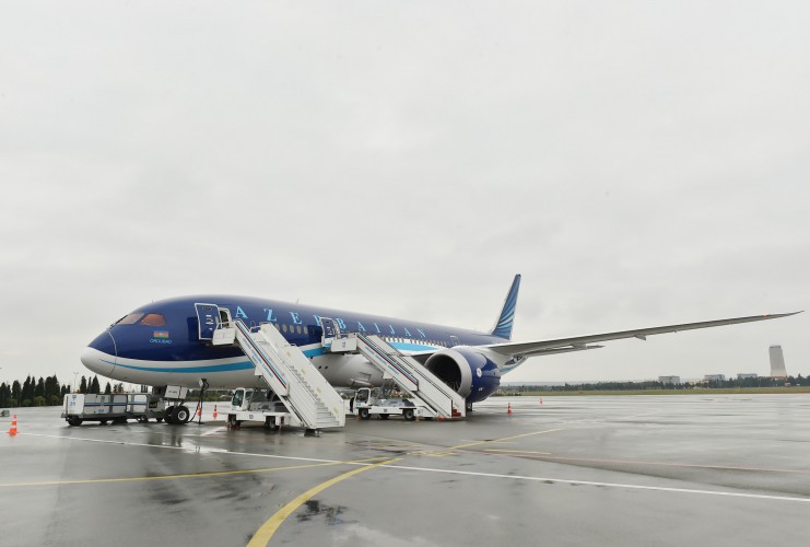 Prezident İlham Əliyev və xanımı Heydər Əliyev Beynəlxalq Aeroportunda yeni gətirilmiş "Boeing-787-8" sərnişin təyyarəsinə baxıblar  (FOTO)