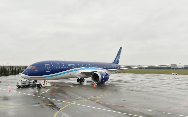 Prezident İlham Əliyev və xanımı Heydər Əliyev Beynəlxalq Aeroportunda yeni gətirilmiş "Boeing-787-8" sərnişin təyyarəsinə baxıblar  (FOTO)