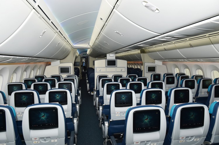 Prezident İlham Əliyev və xanımı Heydər Əliyev Beynəlxalq Aeroportunda yeni gətirilmiş "Boeing-787-8" sərnişin təyyarəsinə baxıblar  (FOTO)