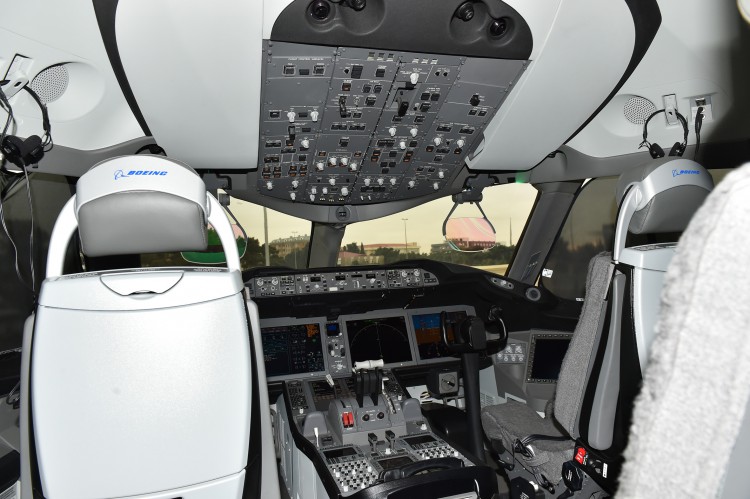 Prezident İlham Əliyev və xanımı Heydər Əliyev Beynəlxalq Aeroportunda yeni gətirilmiş "Boeing-787-8" sərnişin təyyarəsinə baxıblar  (FOTO)