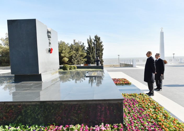 Prezident İlham Əliyev Sumqayıtda istirahət parkında aparılan yenidənqurma işləri ilə tanış olub (FOTO)
