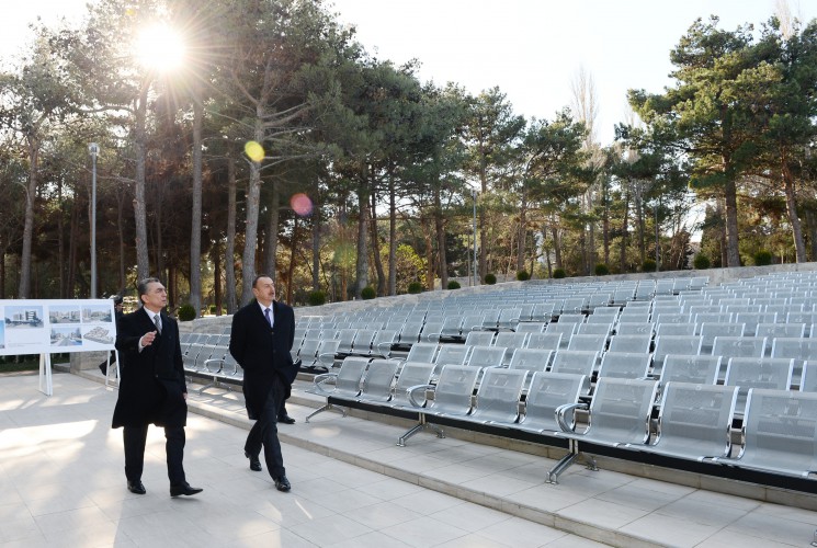 Prezident İlham Əliyev Sumqayıtda istirahət parkında aparılan yenidənqurma işləri ilə tanış olub (FOTO)