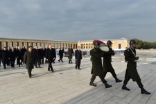 Azərbaycan Prezidenti İlham Əliyev Anıtqəbiri ziyarət edib (FOTO)