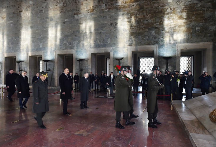 Azərbaycan Prezidenti İlham Əliyev Anıtqəbiri ziyarət edib (FOTO)