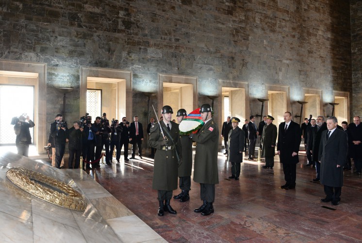 Azərbaycan Prezidenti İlham Əliyev Anıtqəbiri ziyarət edib (FOTO)