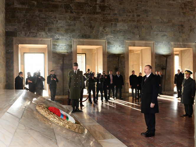 Azərbaycan Prezidenti İlham Əliyev Anıtqəbiri ziyarət edib (FOTO)