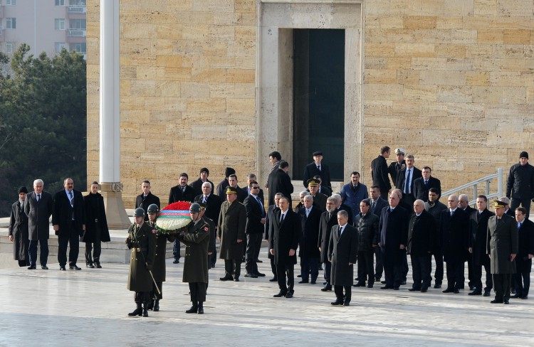 Azərbaycan Prezidenti İlham Əliyev Anıtqəbiri ziyarət edib (FOTO)